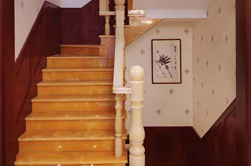 壤塘中式别墅室内汉白玉石楼梯的定制安装装饰效果